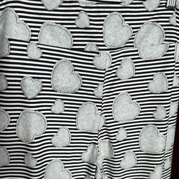 NEW Lularoe OS One Size Black White Stripe w/ Gray Heart Leggings Size 2-10 - Picture 2 of 5